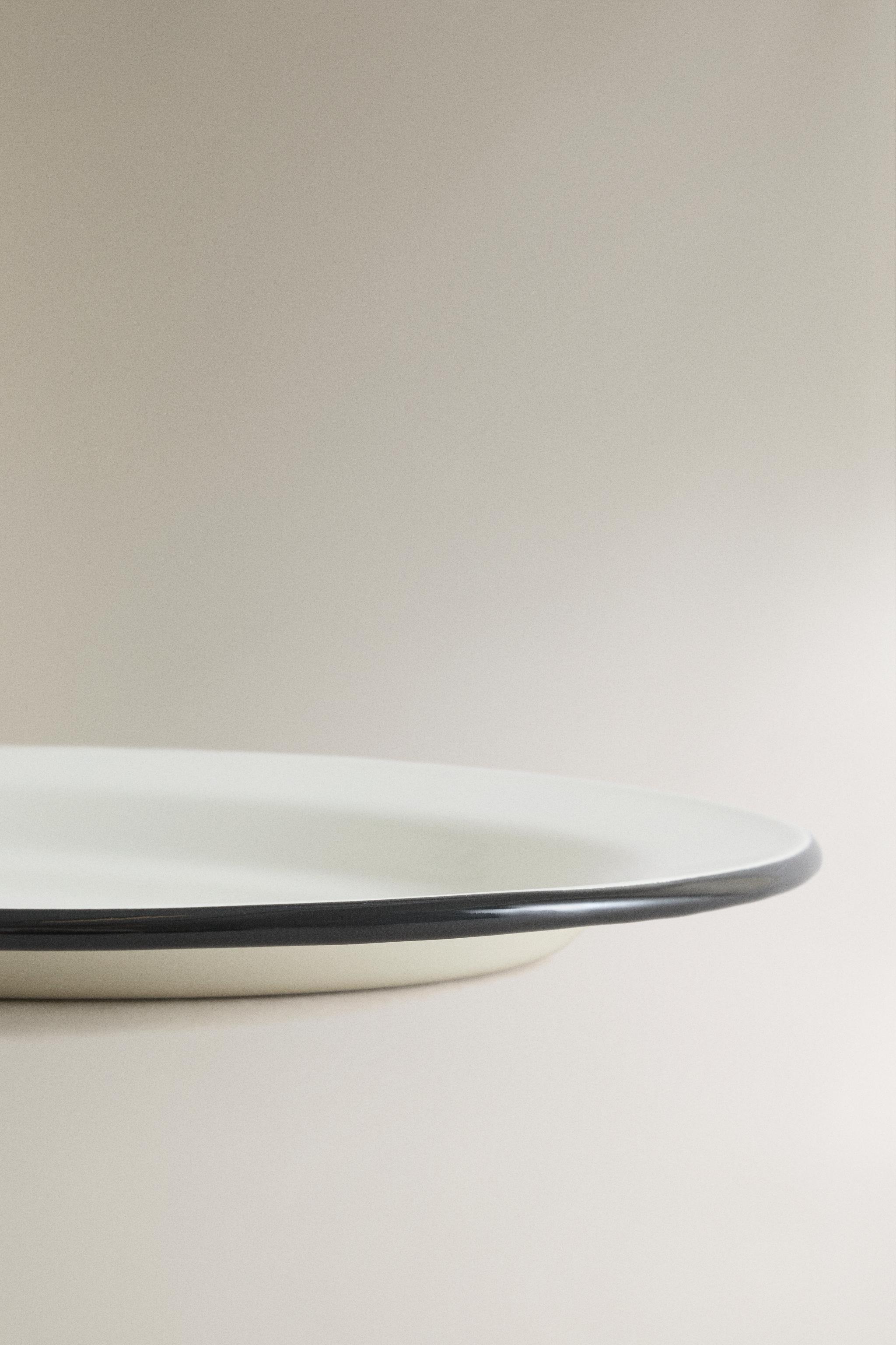 IRON RIM SERVING DISH